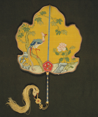 图片[1]-Yellow tapestry, phoenix perched on wutong tree, round fan-China Archive